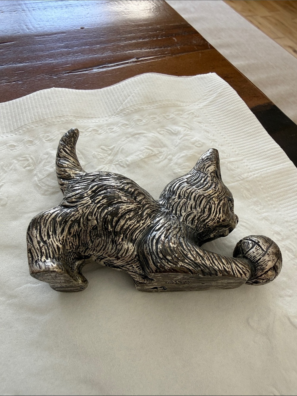 Vintage pewter kitten with wool ball,signed on the base, Paltrow Italy.